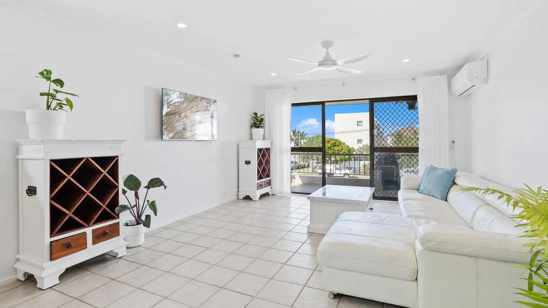 Beachside Palm Beach Luxury - 2 Bedroom Apartment Gold Coast
