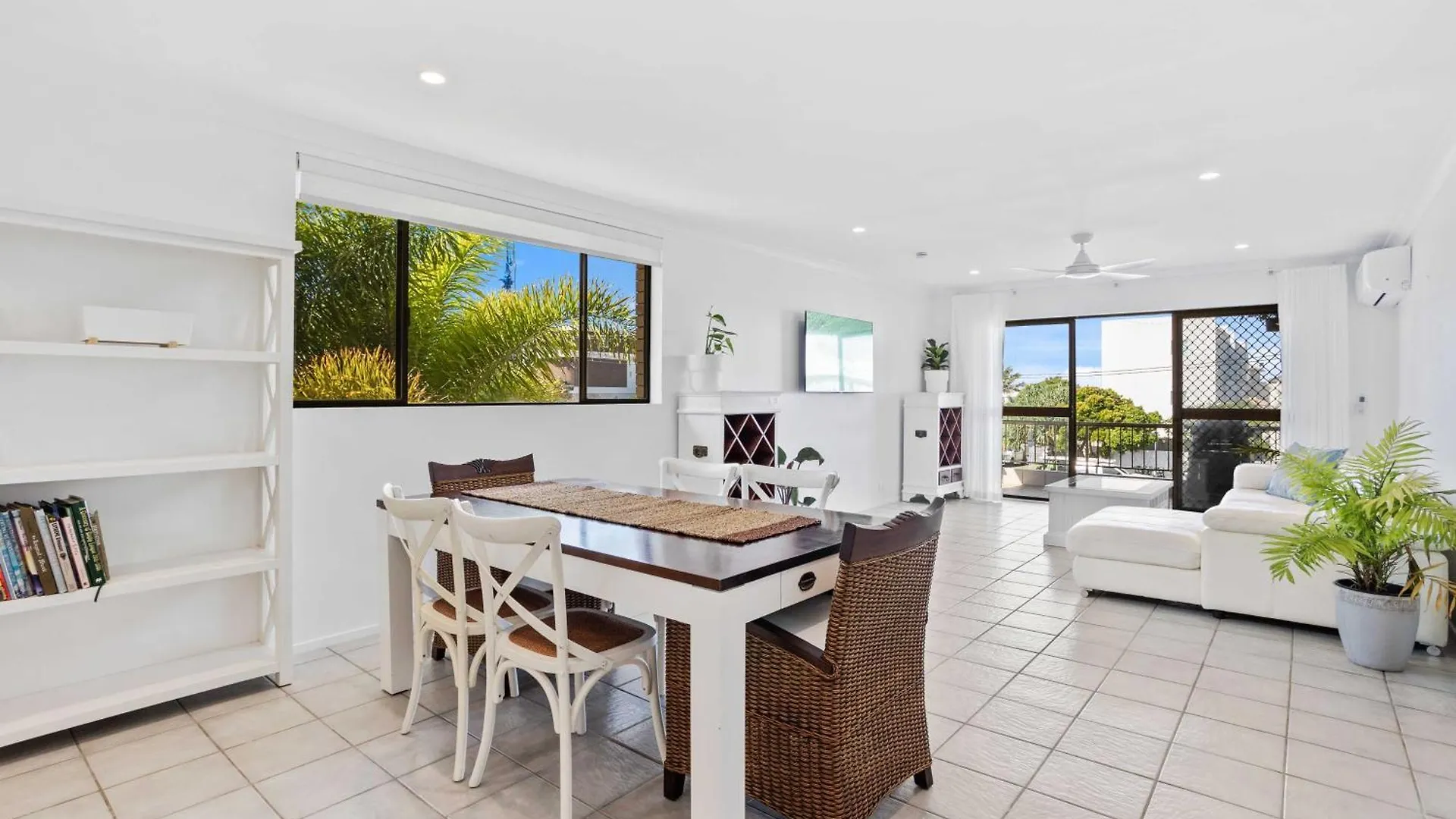 Beachside Palm Beach Luxury - 2 Bedroom Apartment Gold Coast 0*,  Austrálie